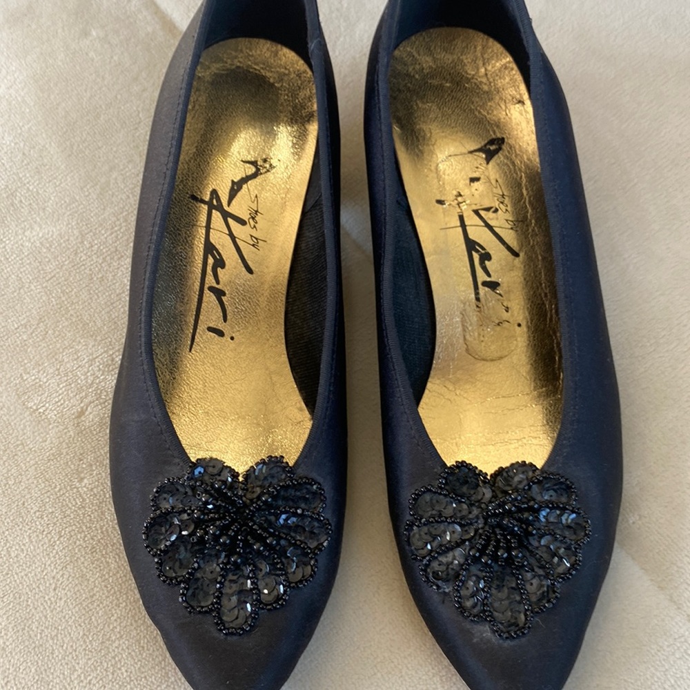 Black heels with pretty appliqué